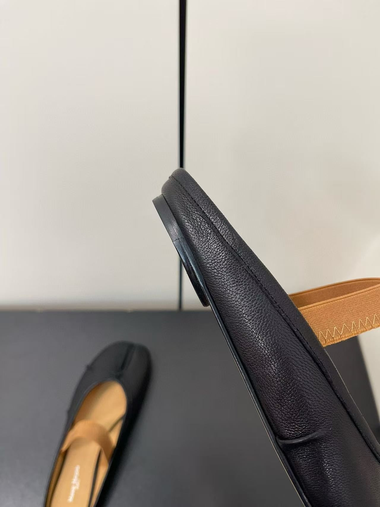 ua ma*s*n Ma*i*la split-toe leather ballerina mules black