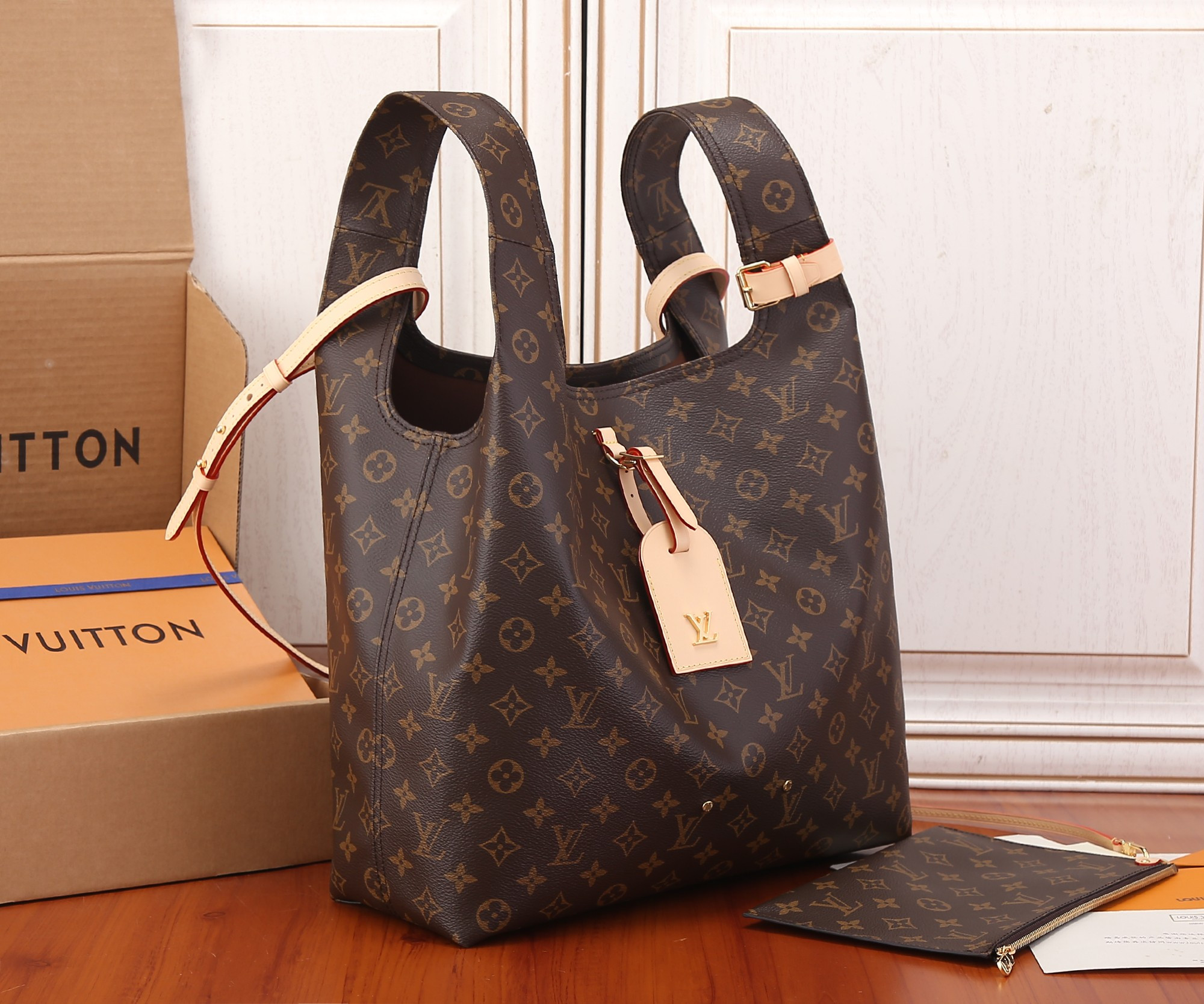 LV Atlantis GM M46817 13.4 x 13.4 x 5.3 inches
