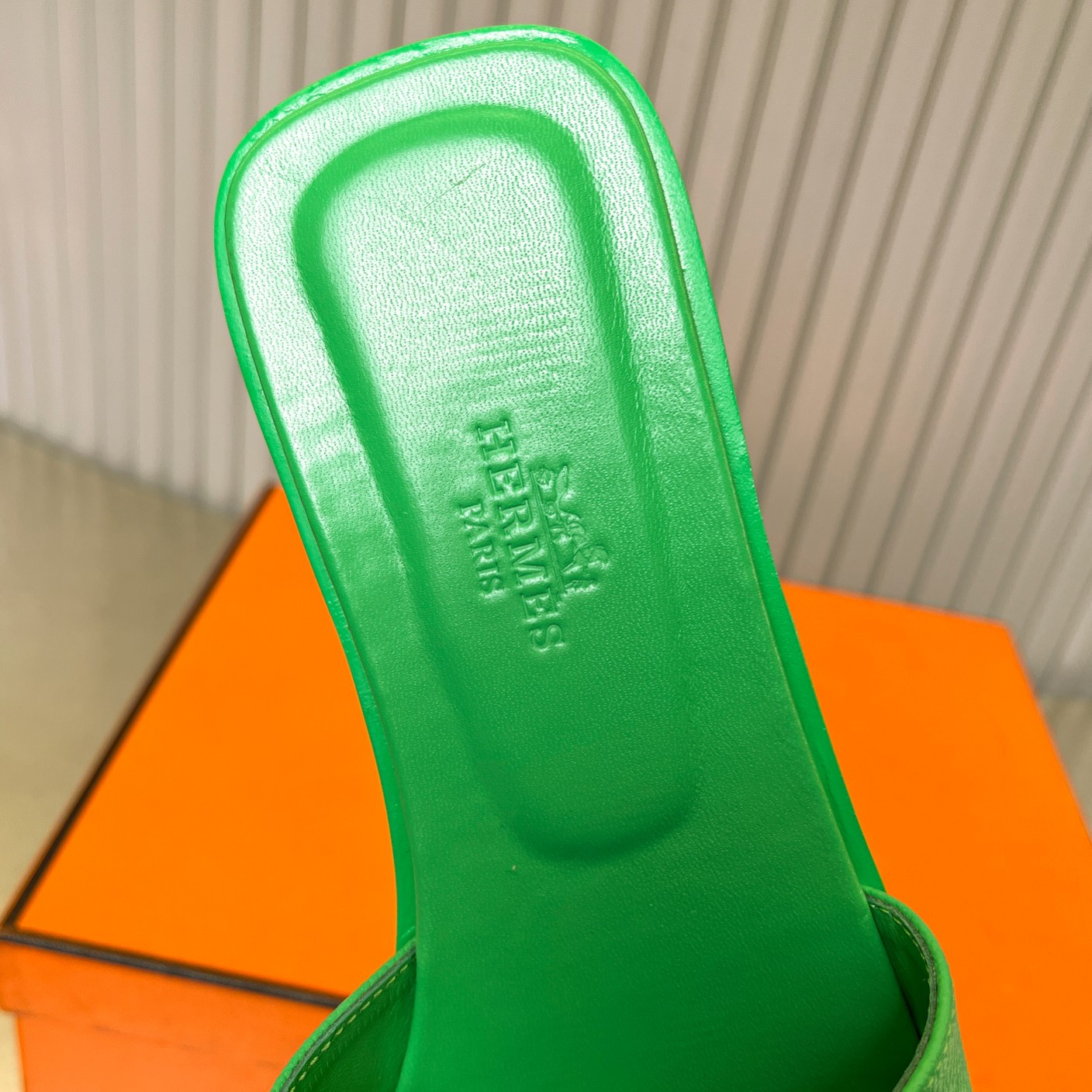 UA Hermès Oran sandal