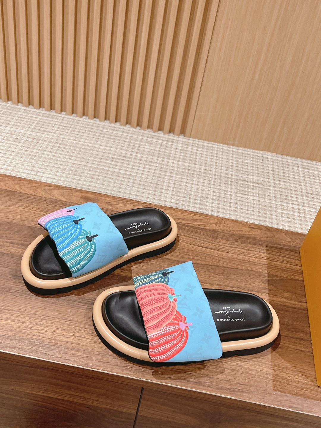 UA LV Pool Pillow Flat Comfort Mule