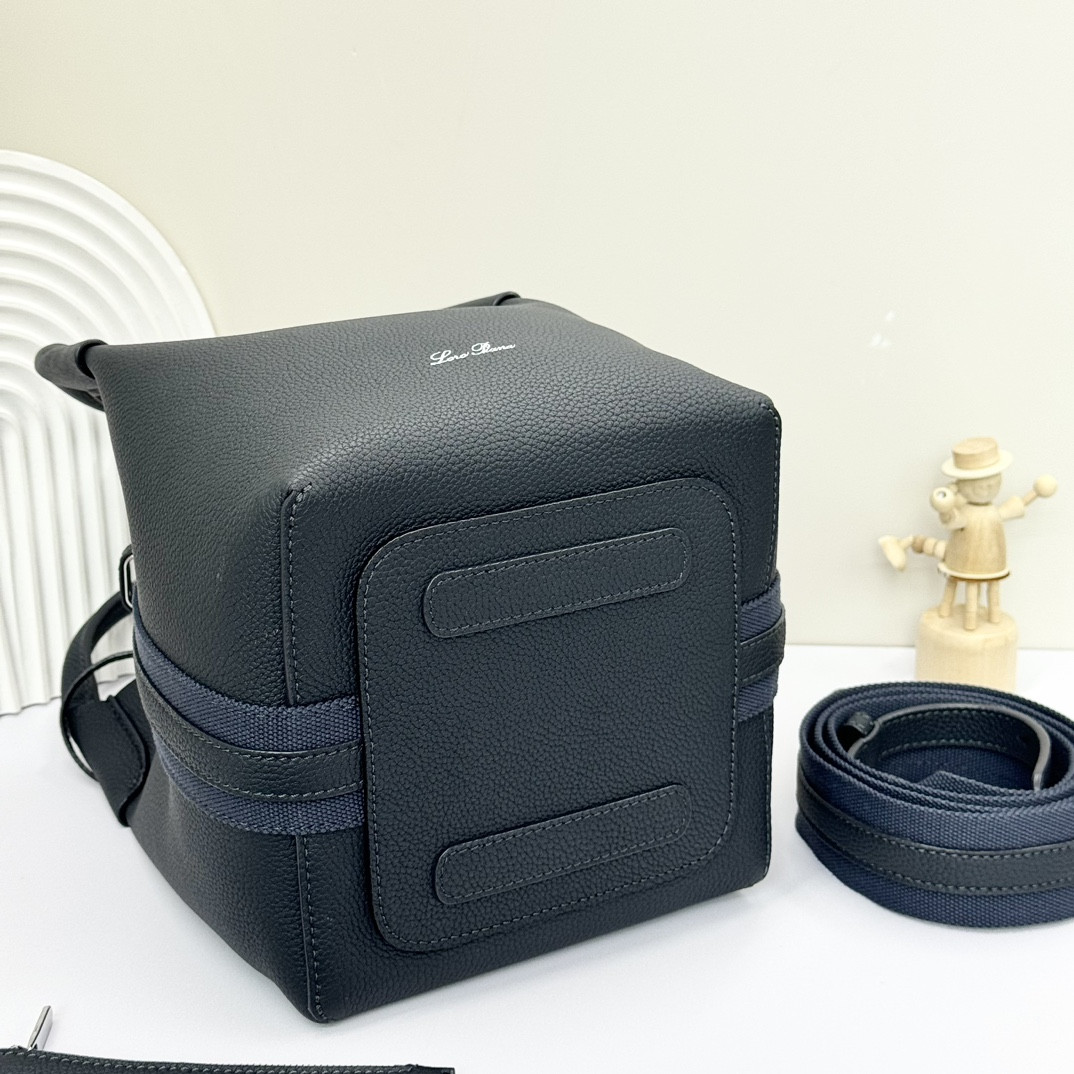 L**o p*ana small bale bag black grained calfskin 17 x 17 x 21 cm