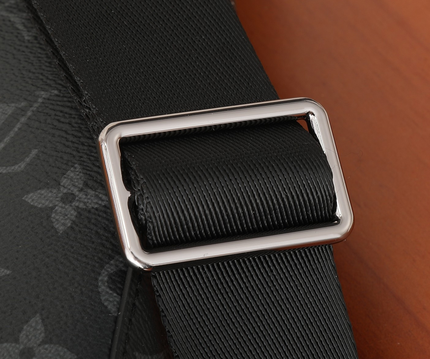 LV Avenue Slingbag PM M47137 6.3 x 13 x 2.2 inches