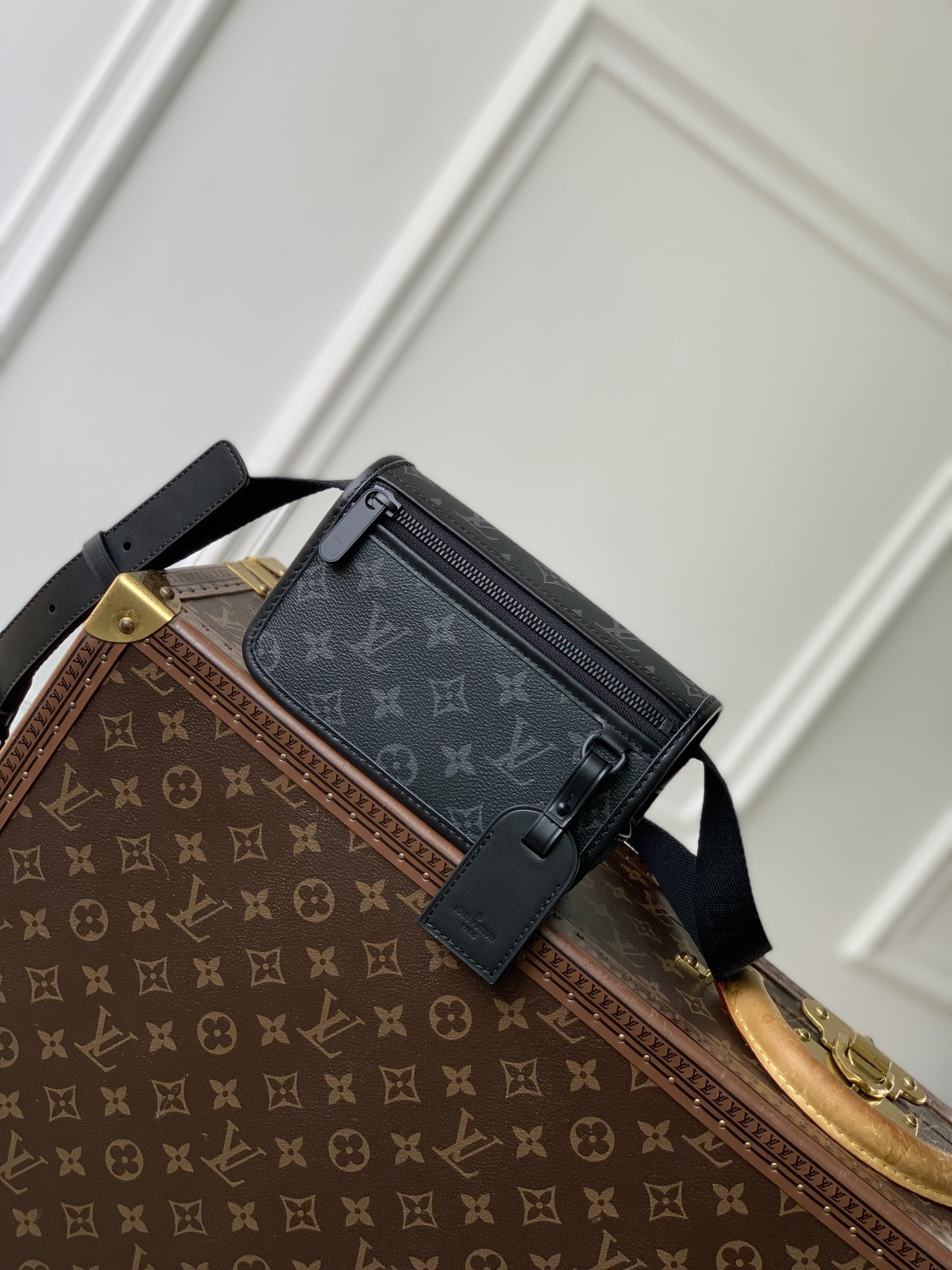 LV Bosphore Wearable Wallet M12599  12 x 7 x 19 cm