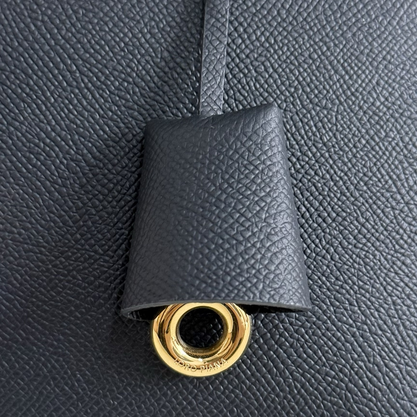 L**o p*ana extra pocket l27 calfskin 16x27x10cm