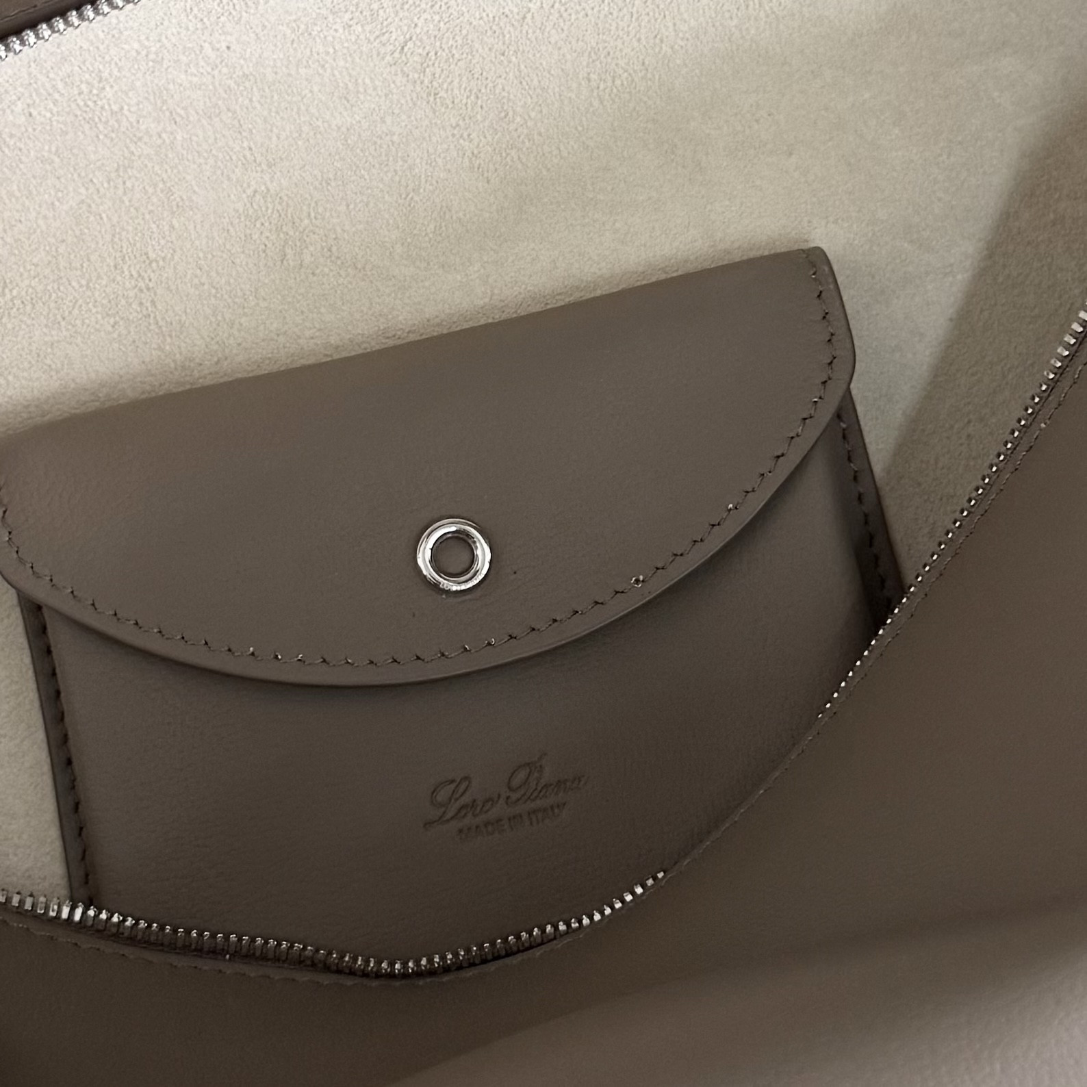 L**o p*ana extra pocket l27 calfskin 16x27x10cm