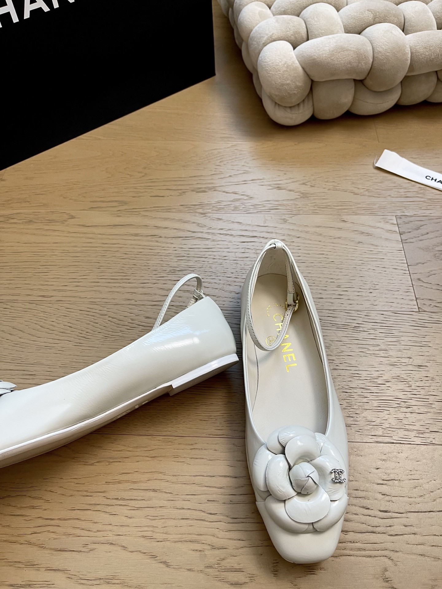 ua Ch*el ballet flats